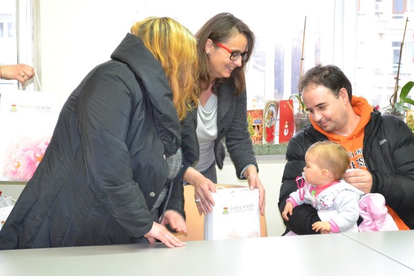 Награди за участниците във фото конкурс „Фамилия Коледа“