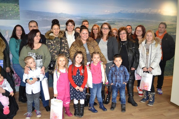 Награди за участниците във фото конкурс „Фамилия Коледа“