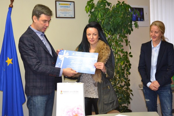 Награди за участниците във фото конкурс „Фамилия Коледа“