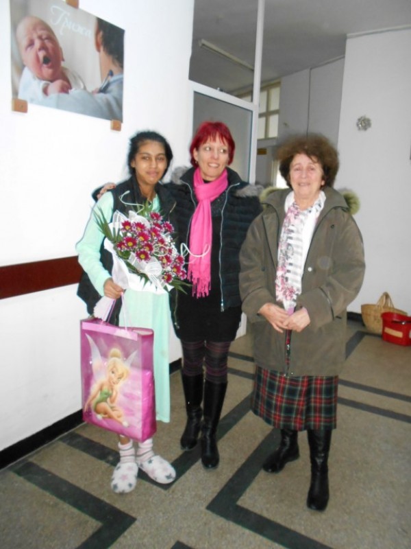 Дамите от клуба на жените-социалистки „орисаха” първото бебе в Казанлък  