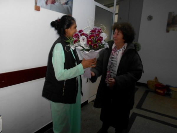 Дамите от клуба на жените-социалистки „орисаха” първото бебе в Казанлък  