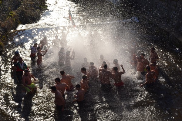 Рекорден брой смелчаци на Богоявление в Казанлък