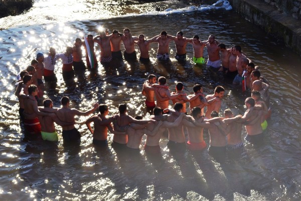 Рекорден брой смелчаци на Богоявление в Казанлък