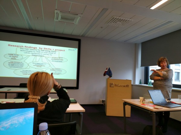 Практически обучения по дигитални умения за МСП  в Регионалната библиотека в Стара Загора