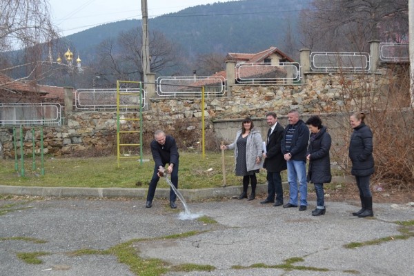 „Първа копка“ за обновяването на пет училища в община Казанлък