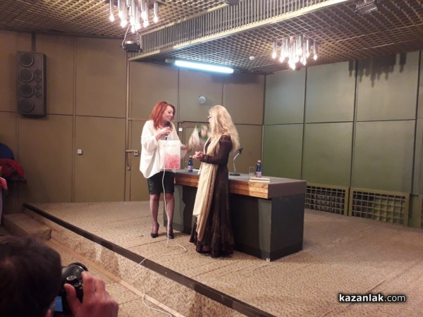 Мадлен Алгафари за нещата, които ни пишат и посланията по Пътя