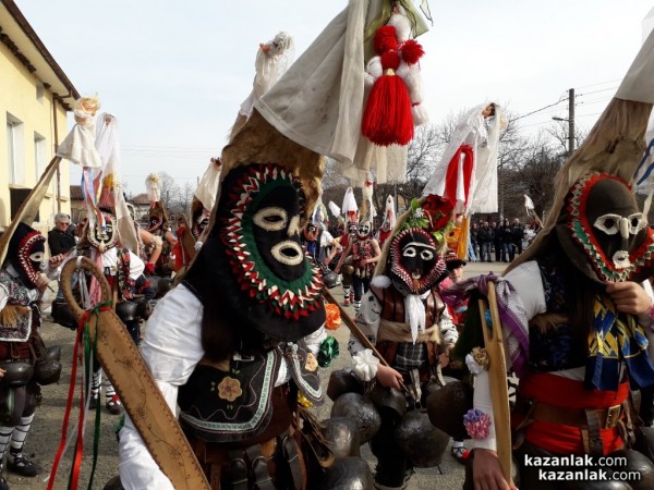 Кукери гонят злото от Турия