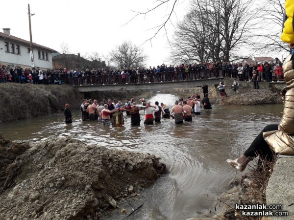 Кукери гонят злото от Турия