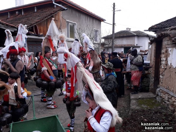 Кукери гонят злото от Турия