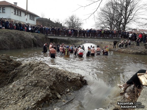 Кукери гонят злото от Турия
