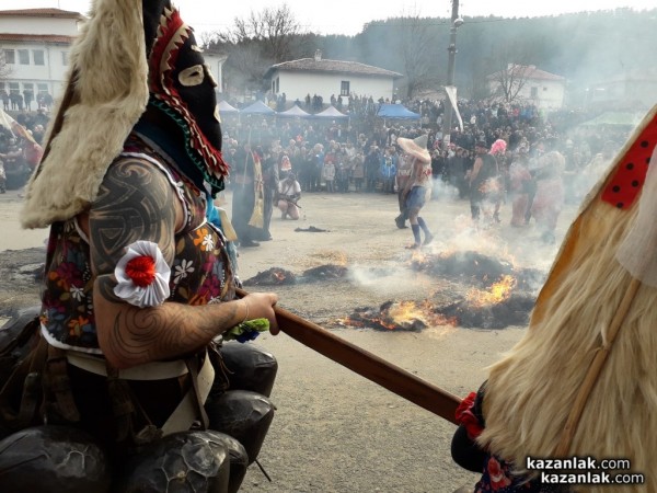 Кукери гонят злото от Турия