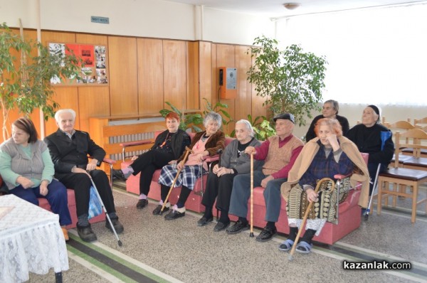 Мартенички и усмивки в Дома за стари хора