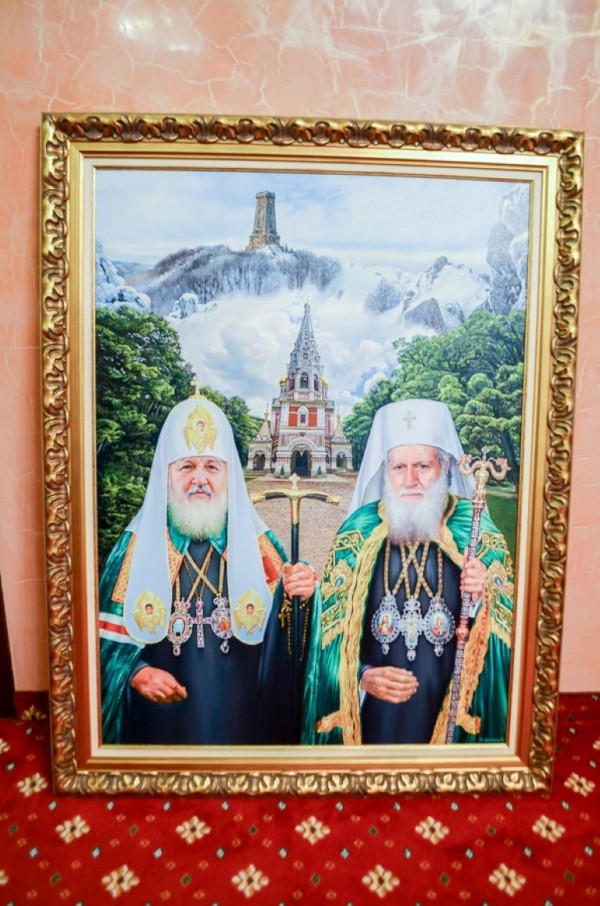 Подариха картини на Техни светейшества Кирил и Неофит
