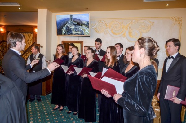 Подариха картини на Техни светейшества Кирил и Неофит