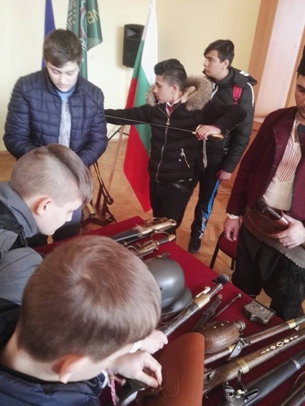 Дружество “Традиция“ показаха на ученици “Оживялата история“