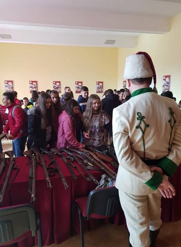 Дружество “Традиция“ показаха на ученици “Оживялата история“