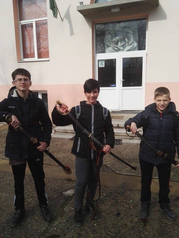 Дружество “Традиция“ показаха на ученици “Оживялата история“