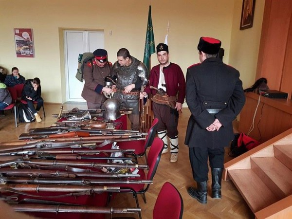 Дружество “Традиция“ показаха на ученици “Оживялата история“