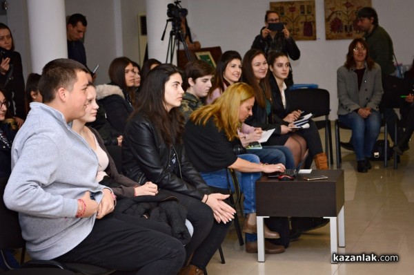 Община Казанлък и Общинския съвет на среща с младежта / видео