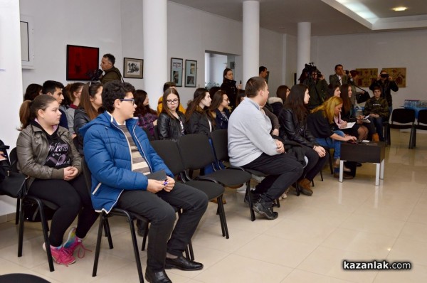 Община Казанлък и Общинския съвет на среща с младежта / видео