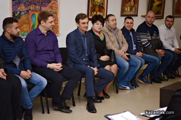 Община Казанлък и Общинския съвет на среща с младежта / видео