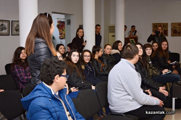 Община Казанлък и Общинския съвет на среща с младежта / видео