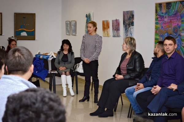 Община Казанлък и Общинския съвет на среща с младежта / видео