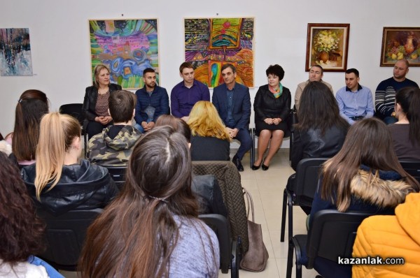 Община Казанлък и Общинския съвет на среща с младежта / видео