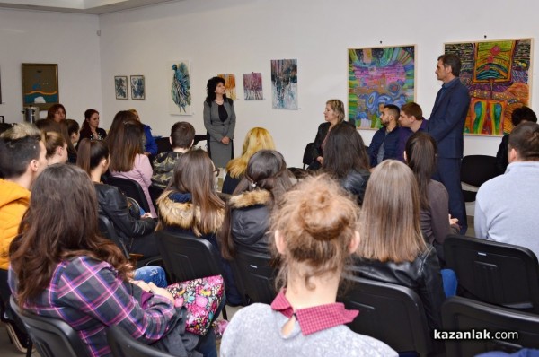 Община Казанлък и Общинския съвет на среща с младежта / видео