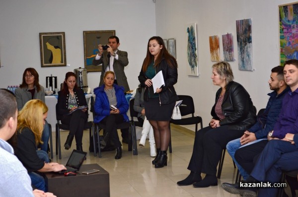 Община Казанлък и Общинския съвет на среща с младежта / видео