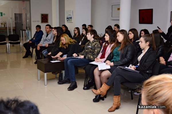 Община Казанлък и Общинския съвет на среща с младежта / видео