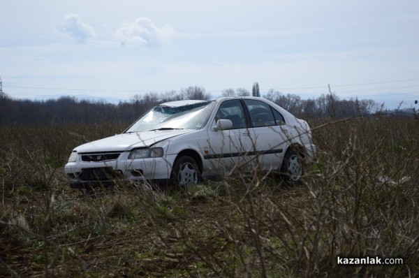 Лека кола се обърна по таван близо до Енина