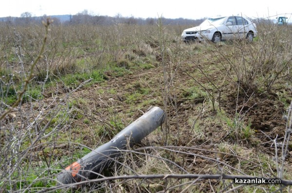 Лека кола се обърна по таван близо до Енина