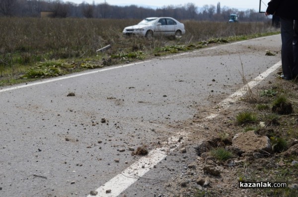 Лека кола се обърна по таван близо до Енина
