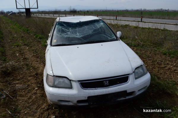 Лека кола се обърна по таван близо до Енина