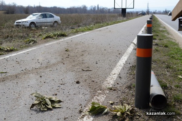 Лека кола се обърна по таван близо до Енина