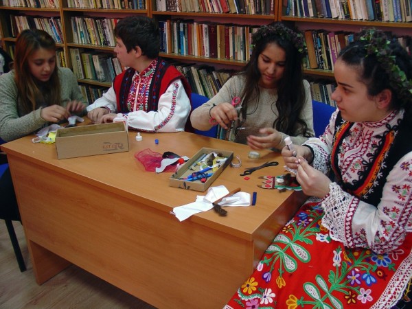 Атрактивно представяне на Хаджиеновци от клуб „Аз, езикът и предизвикателствата” 