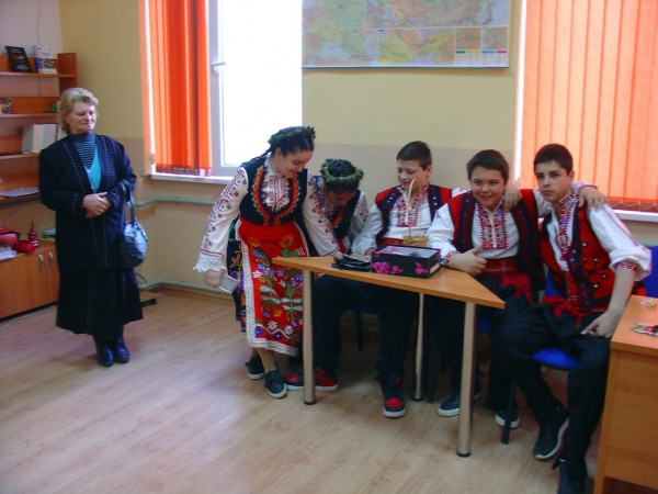 Атрактивно представяне на Хаджиеновци от клуб „Аз, езикът и предизвикателствата” 