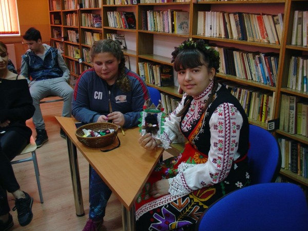 Атрактивно представяне на Хаджиеновци от клуб „Аз, езикът и предизвикателствата” 