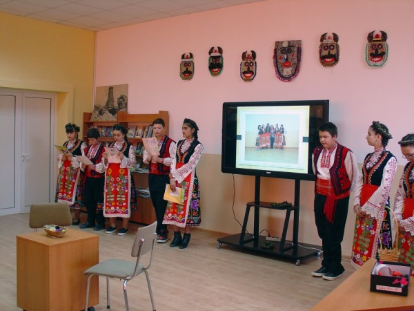 Атрактивно представяне на Хаджиеновци от клуб „Аз, езикът и предизвикателствата” 