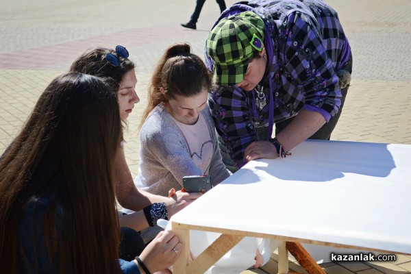 Ученици от Казанлък изграждат художествена инсталация на площада