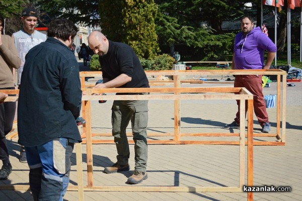 Ученици от Казанлък изграждат художествена инсталация на площада