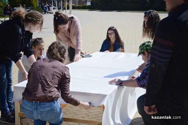 Ученици от Казанлък изграждат художествена инсталация на площада