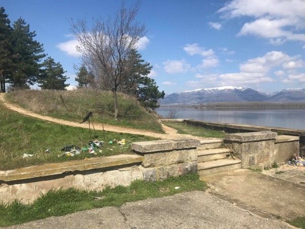 Малцина последваха призива на Общината „Да почистим  язовир „Копринка“