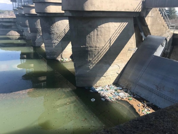 Малцина последваха призива на Общината „Да почистим  язовир „Копринка“