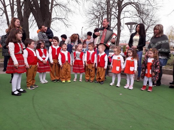 Благотворителен базар за детската градина, организираха в Розово