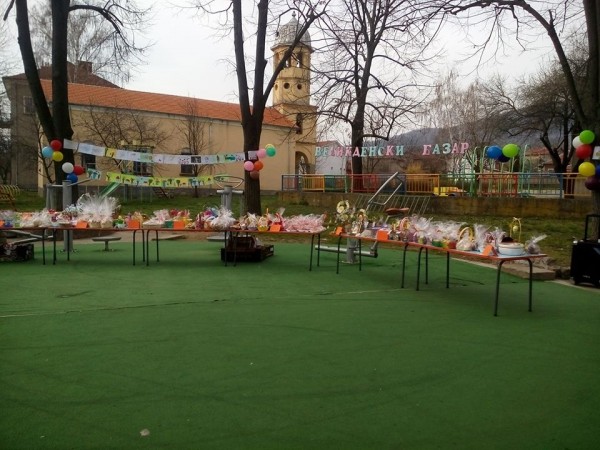 Благотворителен базар за детската градина, организираха в Розово