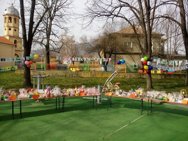 Благотворителен базар за детската градина, организираха в Розово