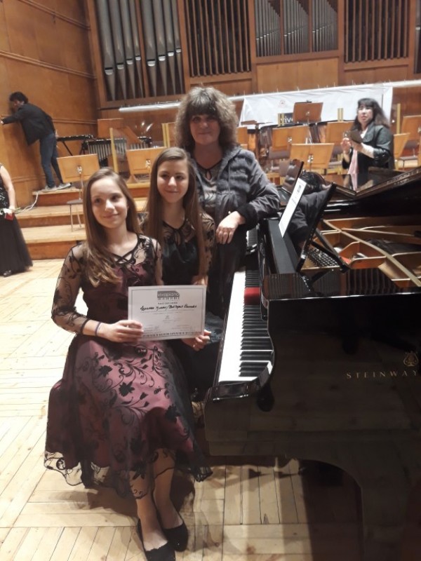 ШИ „Емануил Манолов“ се похвали с успехите на класа на Елена Юлиянова