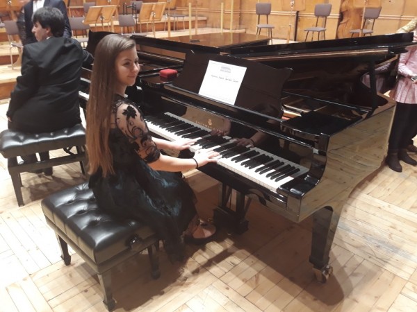 ШИ „Емануил Манолов“ се похвали с успехите на класа на Елена Юлиянова